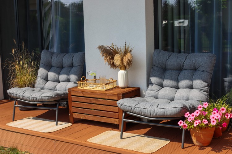 Fotel ogrodowy z grubą poduszką w szarym kolorze.