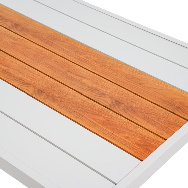 Zestaw mebli ogrodowych beżowych.