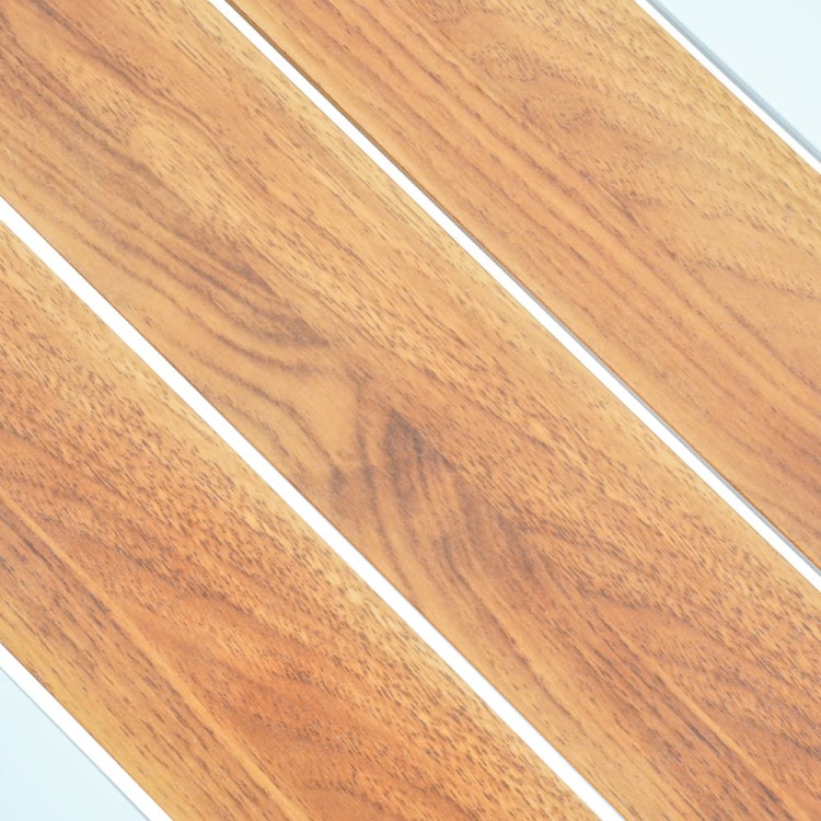 Zestaw mebli ogrodowych beżowych.