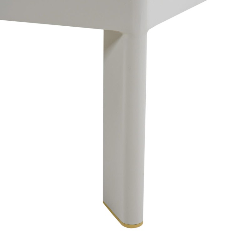 Zestaw mebli ogrodowych beżowych.