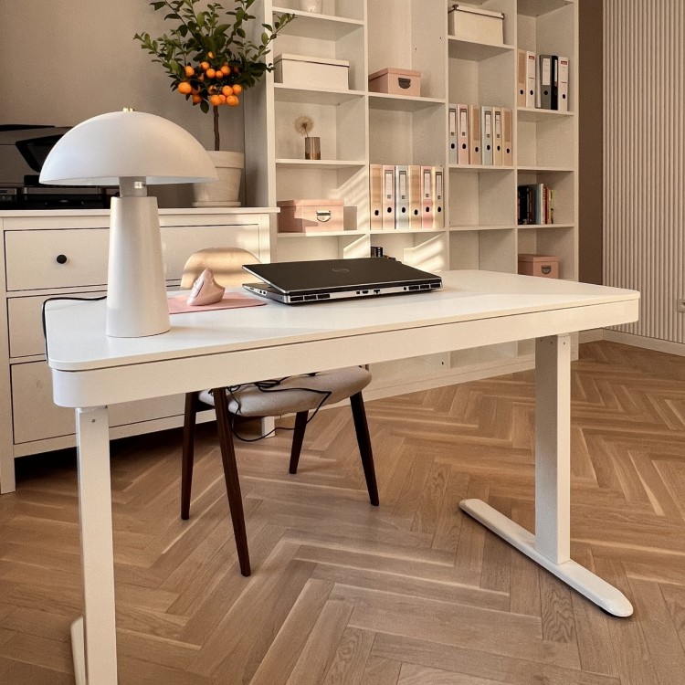 Biurko ergonomiczne.
