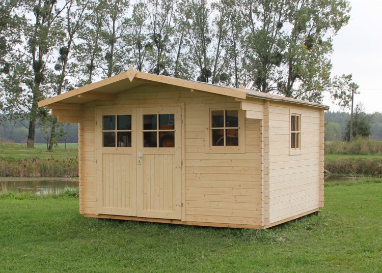 Domek ogrodowy z okapem.