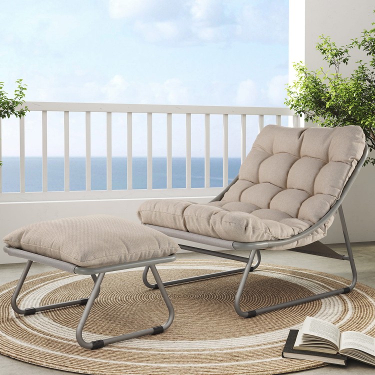 Fotel bujany z podnóżkiem i stolikiem.