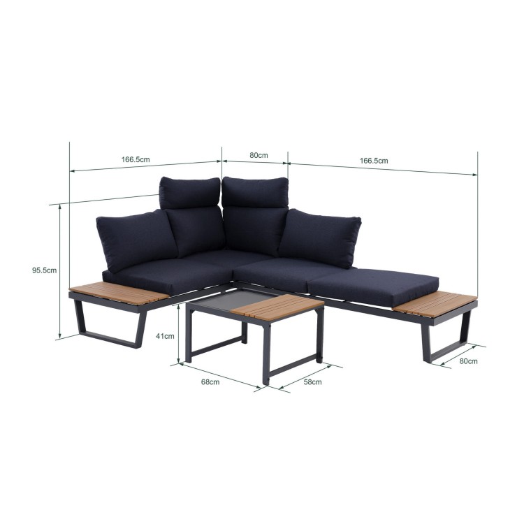 Narożnik ogrodowy z poduszkami.