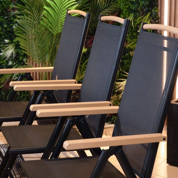 Zestaw mebli ogrodowych z dużym stołem.