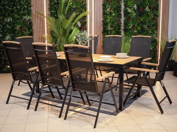 Zestaw mebli ogrodowych z dużym stołem.