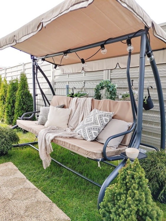 Huśtawka ogrodowa z daszkiem.