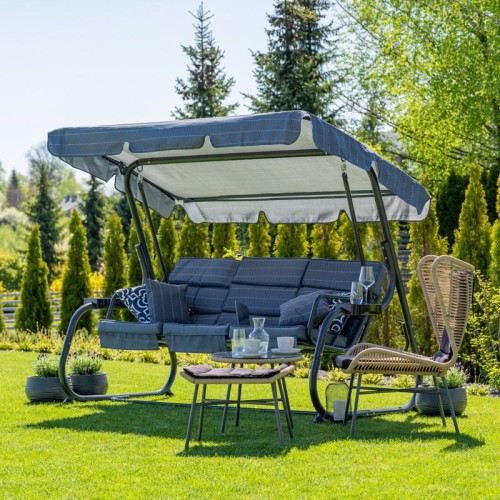 Huśtawka ogrodowa z moskitierą.