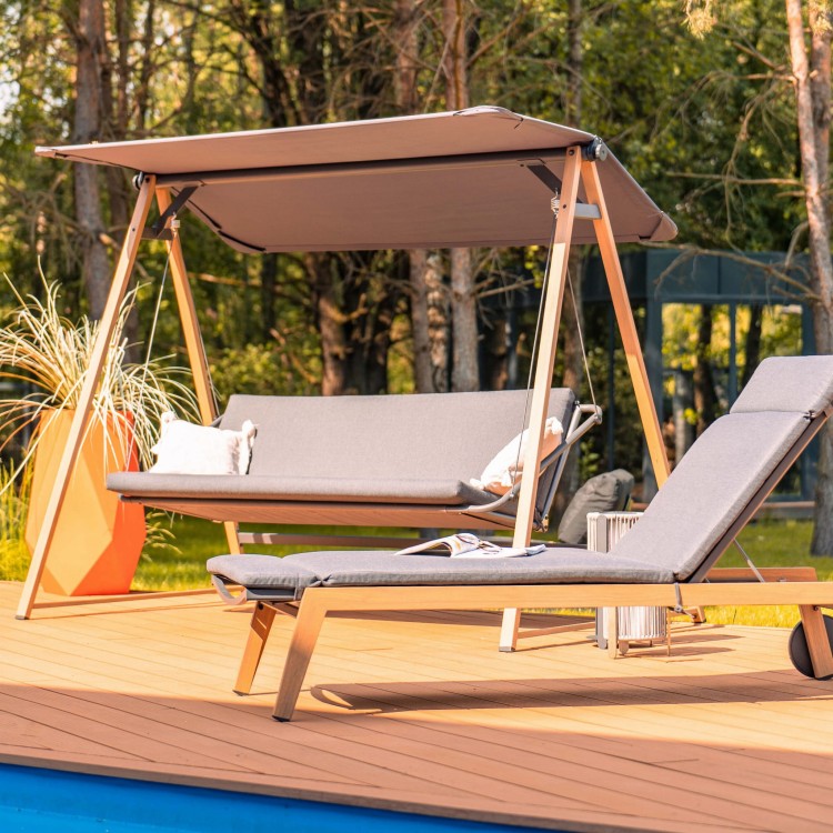 Huśtawka ogrodowa z daszkiem.