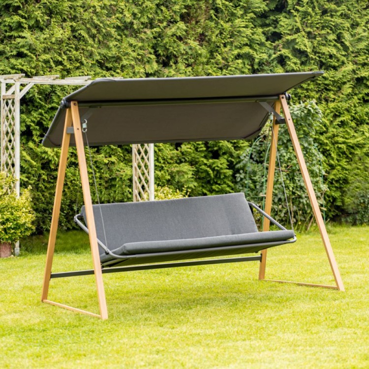 Huśtawka ogrodowa z daszkiem.