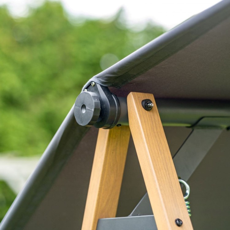 Huśtawka ogrodowa z daszkiem.