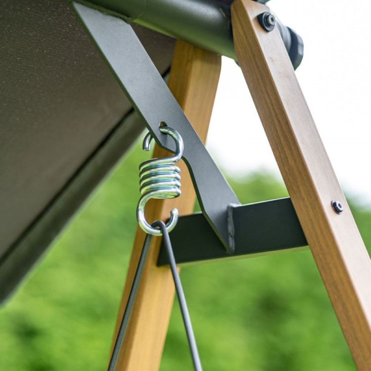 Huśtawka ogrodowa z daszkiem.