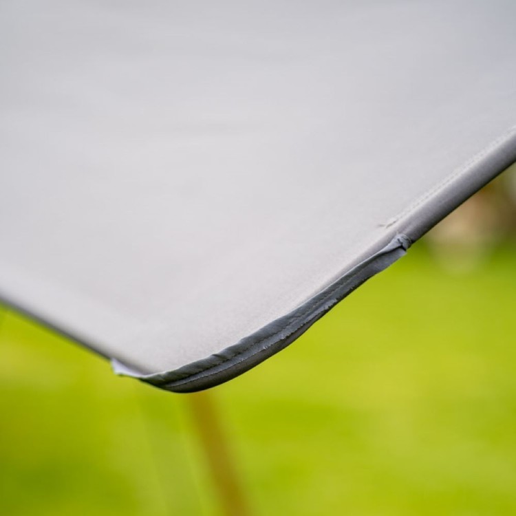 Huśtawka ogrodowa z daszkiem.