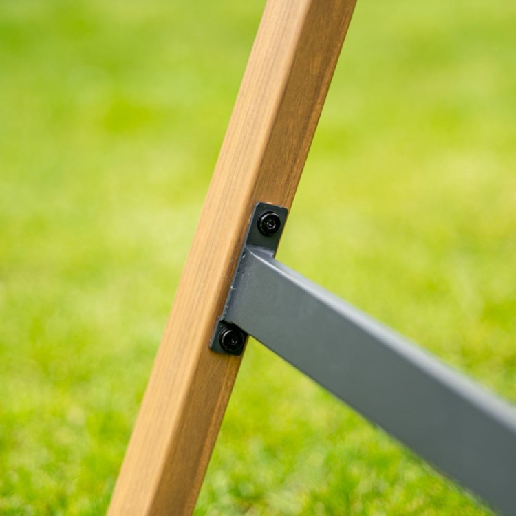 Huśtawka ogrodowa z daszkiem.