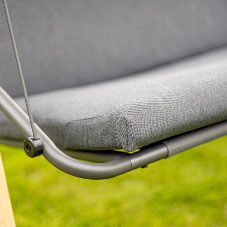 Huśtawka ogrodowa z daszkiem.