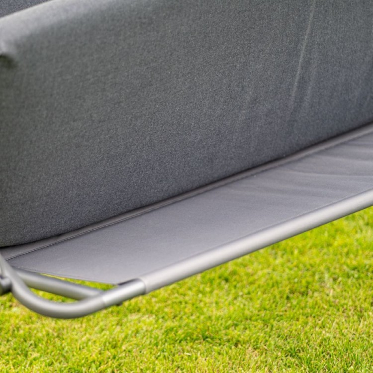 Huśtawka ogrodowa z daszkiem.