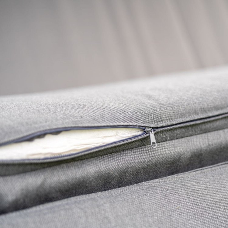 Huśtawka ogrodowa z daszkiem.