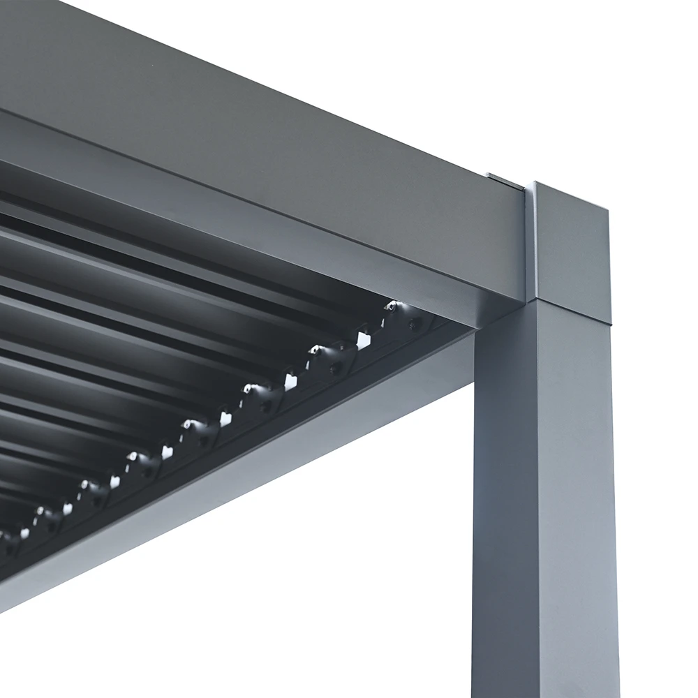 Antracytowa pergola z aluminiowymi słupami i stalowym dachem