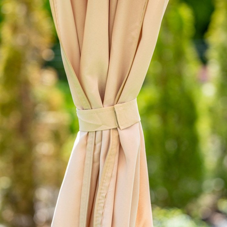 Beżowy pawilon ogrodowy.