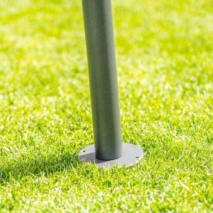 Beżowy pawilon ogrodowy.