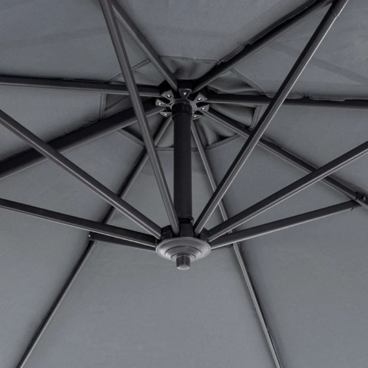Parasol ogrodowy z regulacją.