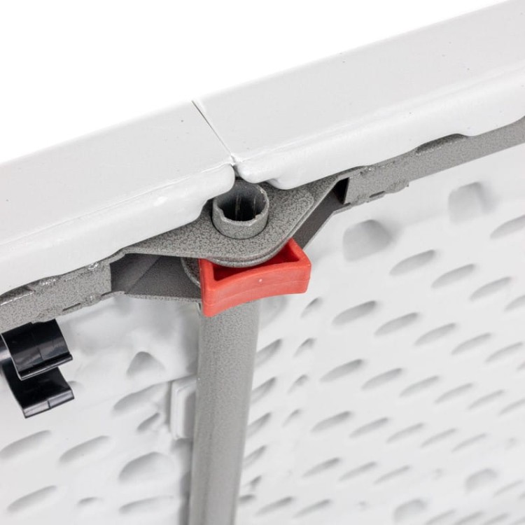 Stół cateringowy w kolorze białym.