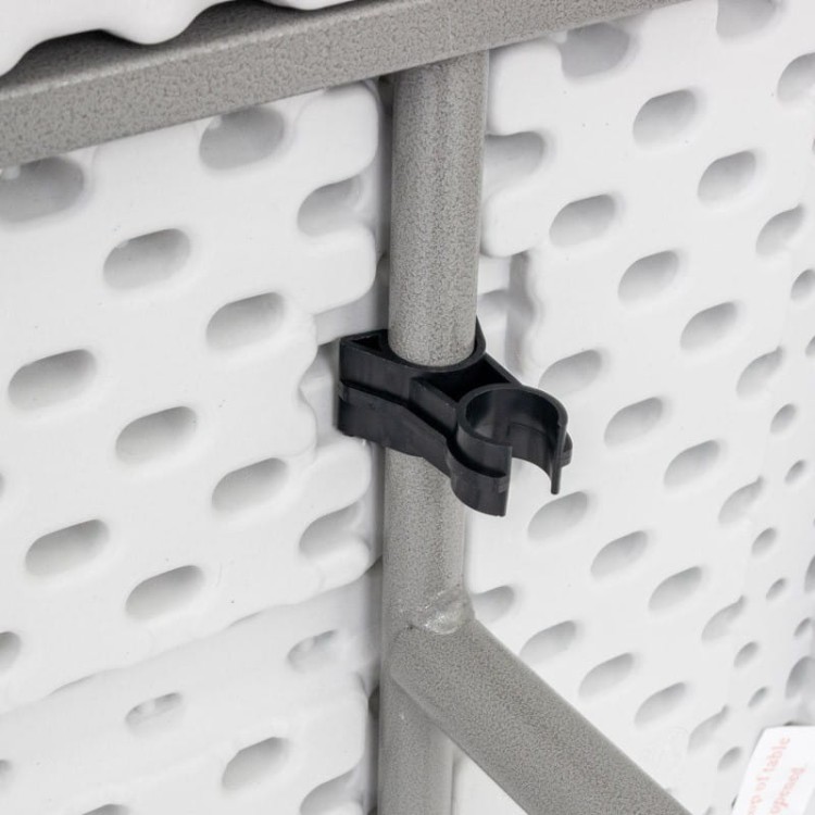 Stół cateringowy w kolorze białym.