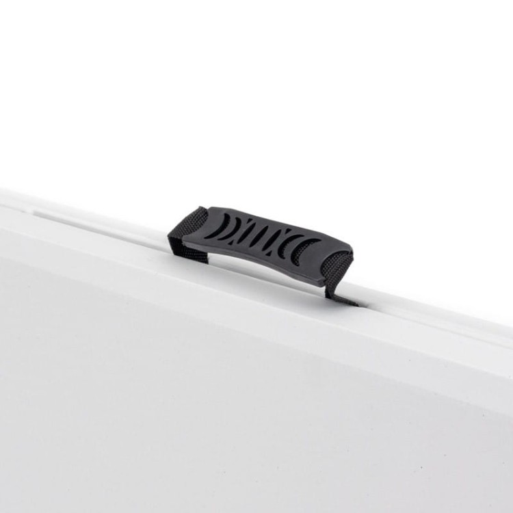 Stół cateringowy w kolorze białym.