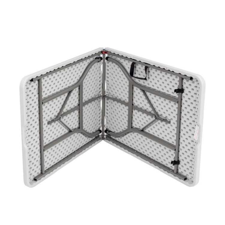 Stół cateringowy w kolorze białym.