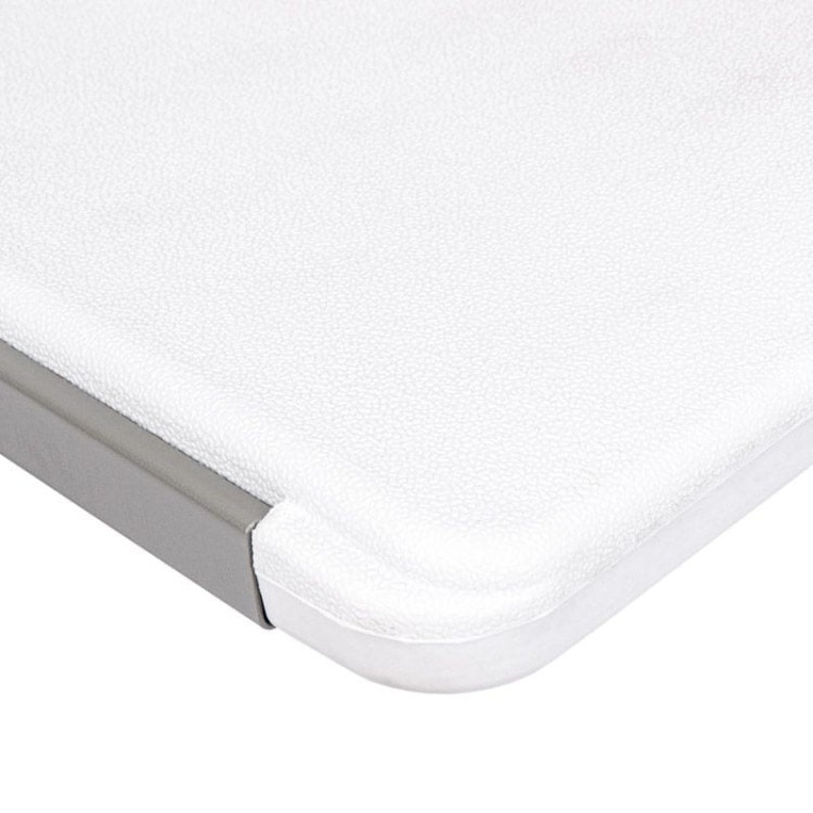 Białe krzesło kateringowe.