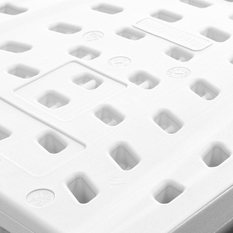 Białe krzesło kateringowe.