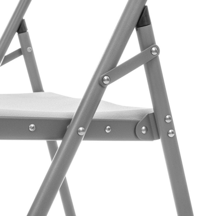 Białe krzesło kateringowe.