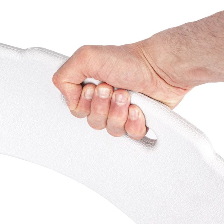 Białe krzesło kateringowe.