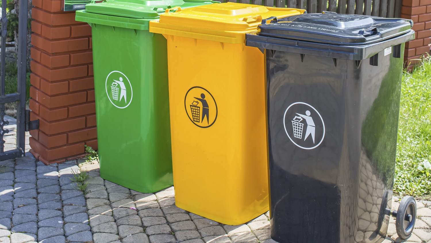 Pojemniki do segregacji odpadów.