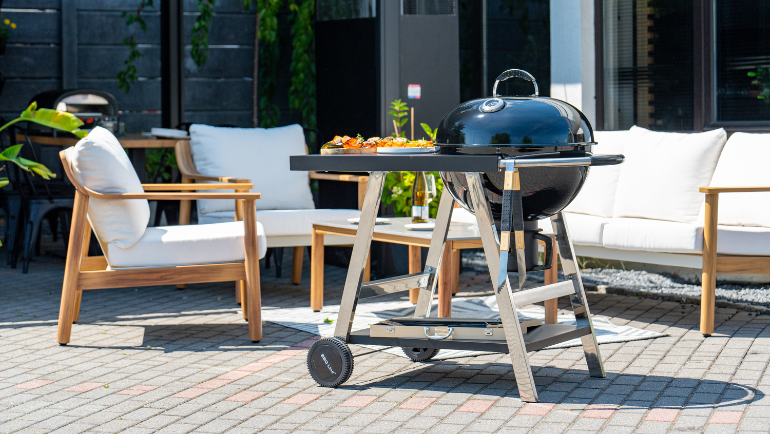 Grill ogrodowy węglowy z pokrywą i półkami