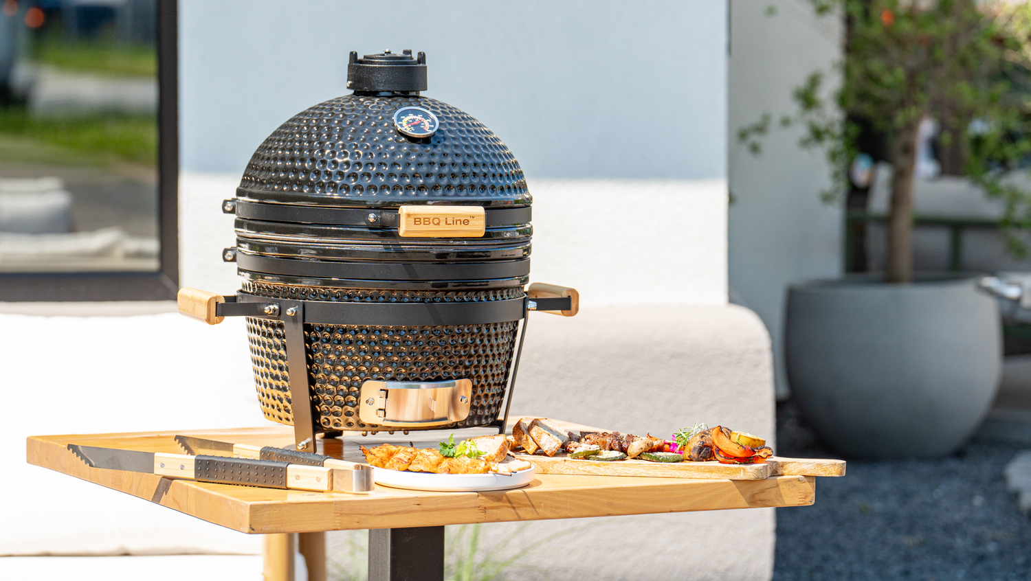 Kompaktowy grill węglowy ceramiczny na działkę i do ogrodu.