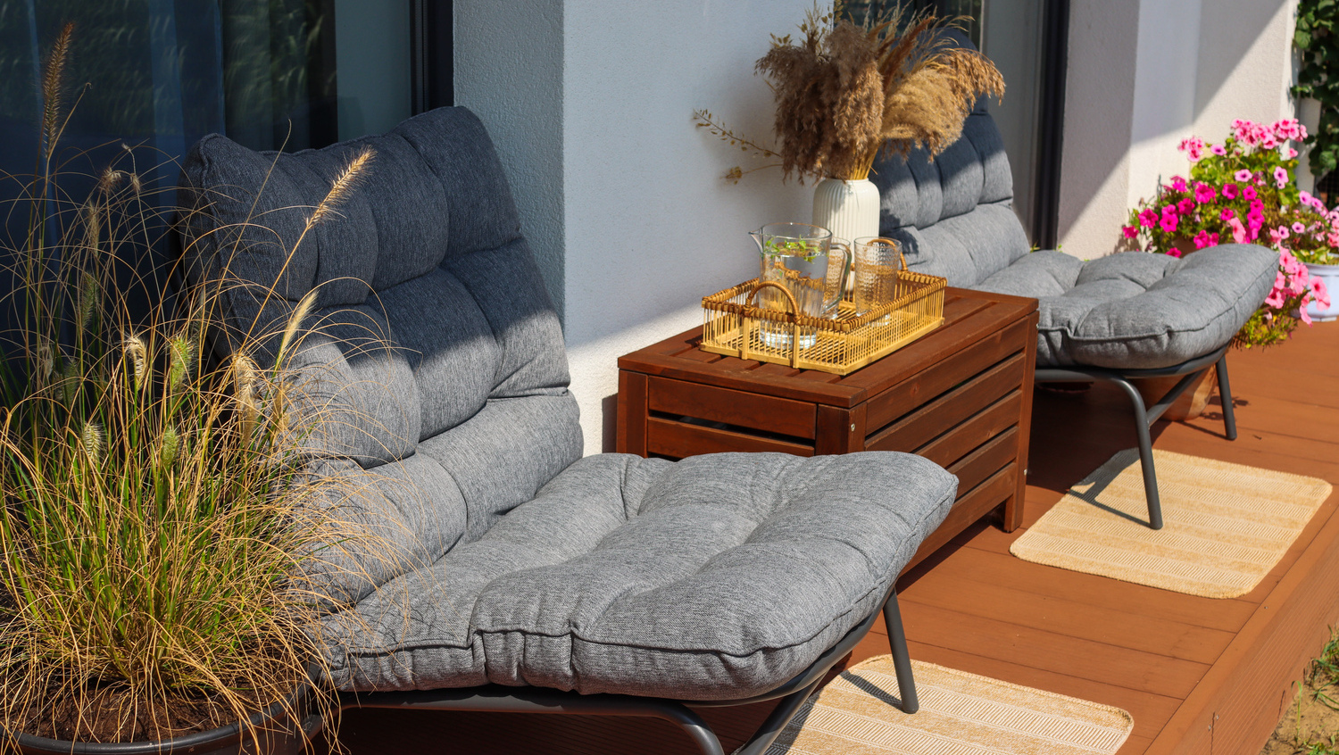 Fotel ogrodowy Vibe z miękką poduszką.