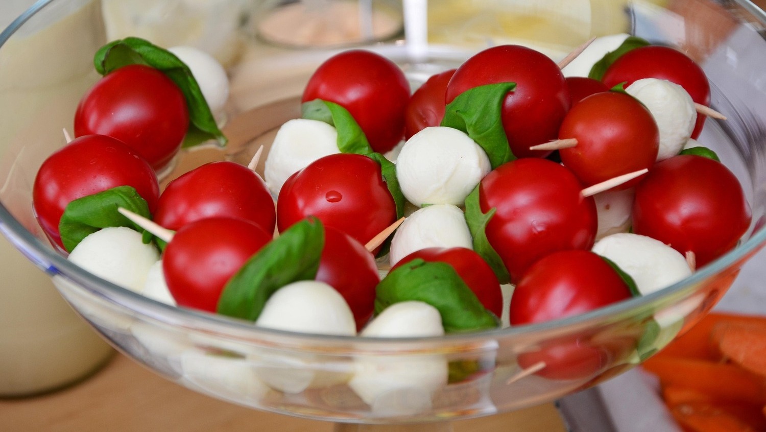 Sprawdzone przepisy na pomidory koktajlowe - pomidory i mozzarella.