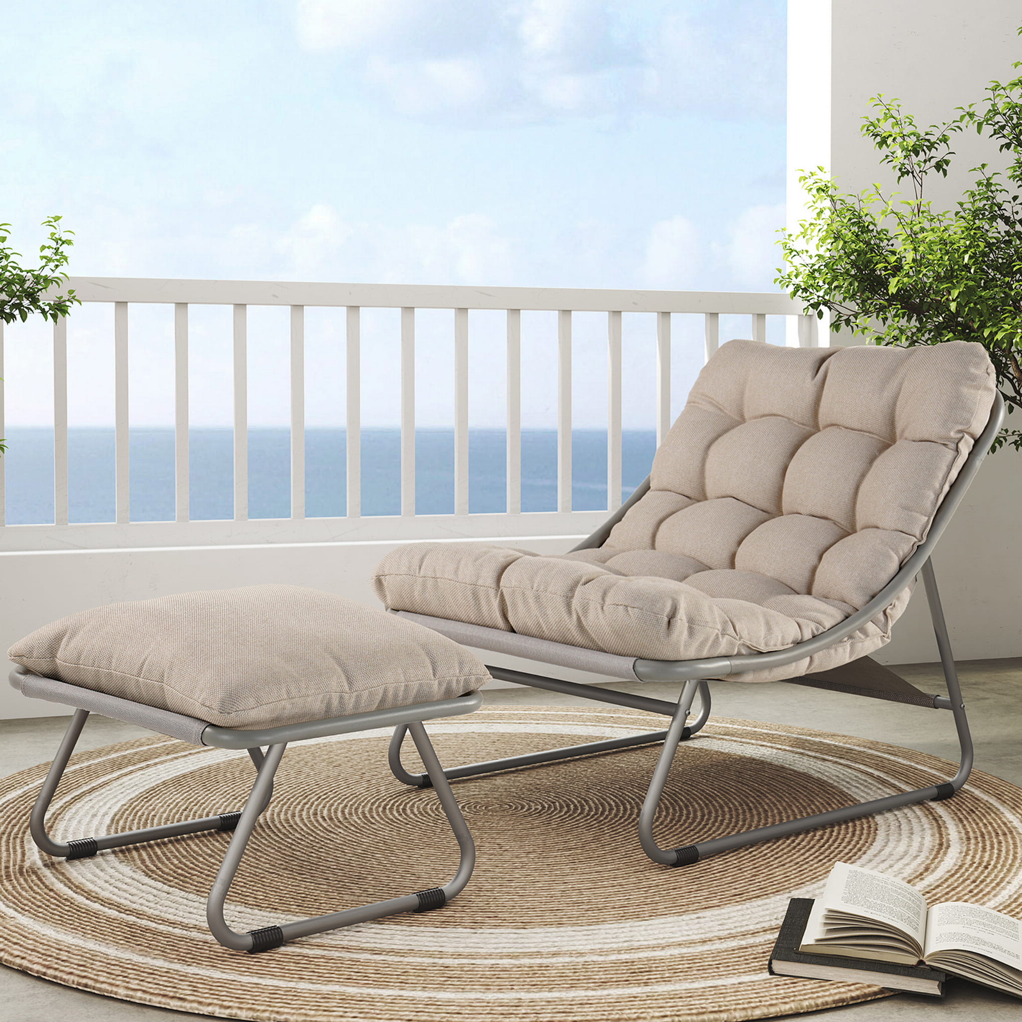 Wygodny fotel ze stolikiem i podnóżkiem