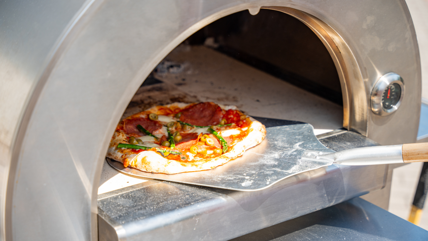 Piec do pizzy czy grill? Co daje więcej możliwości w ogrodzie?