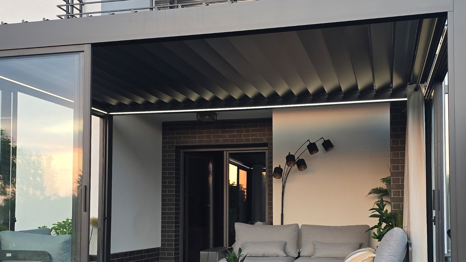 Pergola bioklimatyczna z regulowanymi lamelami - jak działa i czy warto?